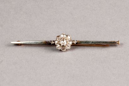 null BROCHE en or jaune et platine ornée d'une marguerite pavée de petits diamants...