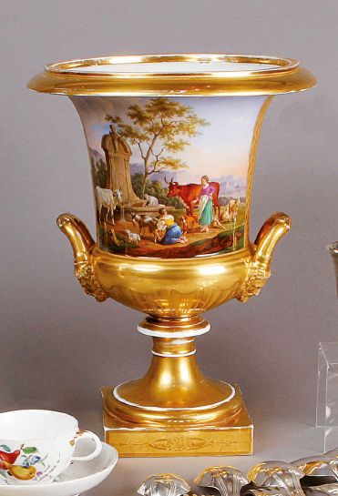 PARIS VASEMÉDICIS en porcelaine à fond doré décoré en polychromie de deux scènes...