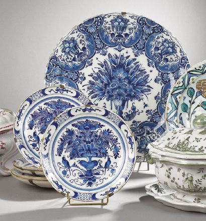 DELFT SIX ASSIETTES et UN PLAT en faïence décorés en camaïeu bleu de vases fleuris.
XVIIIe...