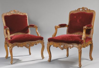 null Non Venu - PAIRE DE GRANDS FAUTEUILS à dossier plat en noyer sculpté et ajouré...