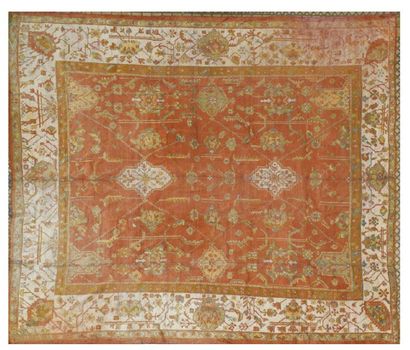 null SMYRNE (Ouchak, Asie Mineure, Turquie).
Important tapis en velours de laine...
