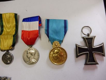null MEDAILLES croix de fer 1918, MEDAILLE VICTORIA, 9 divers, 5 petites broches...