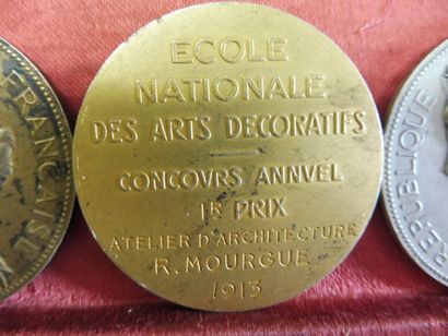 null ENSEMBLE de 22 médailles à l’effigies de la République française relatives à...