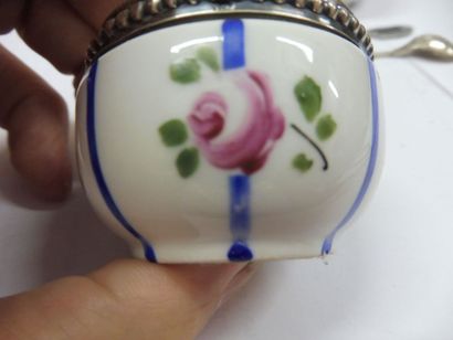 null SUITE DE 4 SALIERES rondes décor de roses sur lignes bleues porcelaine de LIMOGES...