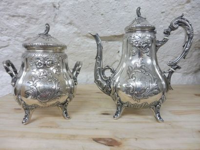 null CAFETIERE ET SUCRIER COUVERT quadripode quatre cotes pincées décor en repoussé...