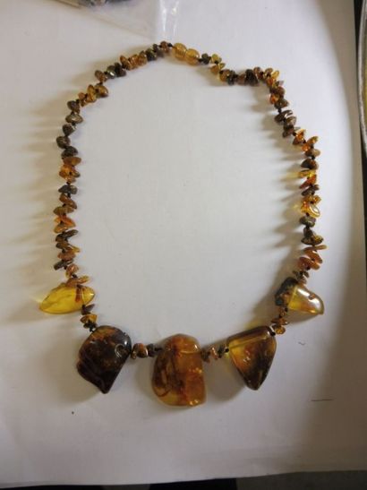 null 2 COLLIERS en perles d’ambre en chute 33 g. et perles ovoïdes en émail cloisonné...