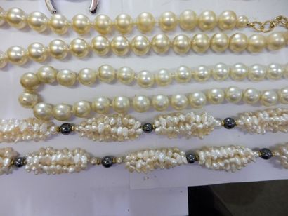 null 5 COLLIERS : 3 grosses fausses perles diam 12,5 cm constitué de 4 brins de perles...