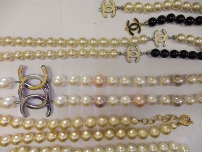 null 5 COLLIERS : 3 grosses fausses perles diam 12,5 cm constitué de 4 brins de perles...