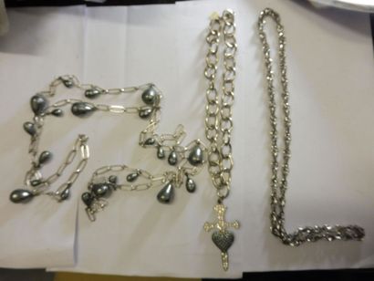 null 11 COLLIERS et SAUTOIRS : 2 perles métallique, 3 chaines, 2 perles d’hématite,...