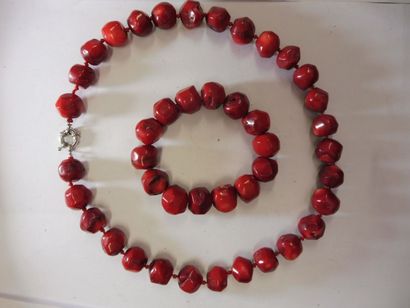 null PARURE constituée de perles facettées en corail rouge diam 1,2 cm comprenant :...
