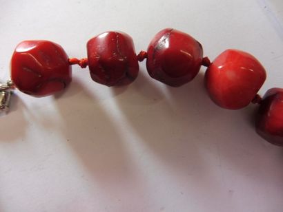 null PARURE constituée de perles facettées en corail rouge diam 1,2 cm comprenant :...