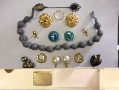 null 5 PAIRES DE BOUCLES D’OREILLES agrémentées de perles et motifs divers et divers :...
