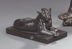 Georges-Lucien GUYOT (1885-1973) Lionne couchée Bronze à patine brun vert nuancée....
