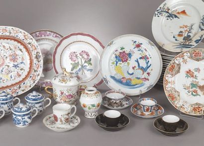 CHINE, XVIIIe siècle ASSIETTE lobée en porcelaine à décor famille rose d'un bouquet...