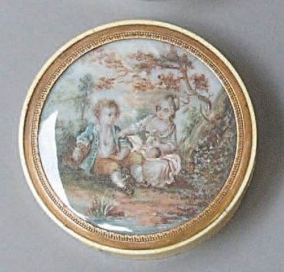 null Boîte ronde en ivoire, le couvercle orné d'une large miniature ronde « Couple...