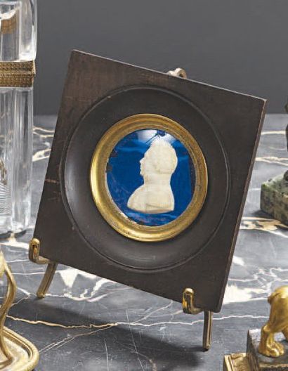 null Profi l du duc de Berry en ivoire sculpté sur fond de verre bleu. Attribué à...