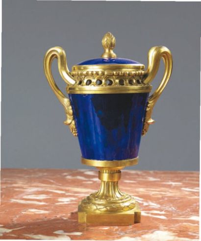 SÈVRES Vase pot-pourri en porcelaine de Sèvres à fond bleu nouveau, monture en bronze...