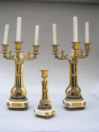 null Paire de candélabres de modèle similaire en bronze ciselé et doré, marbre blanc...