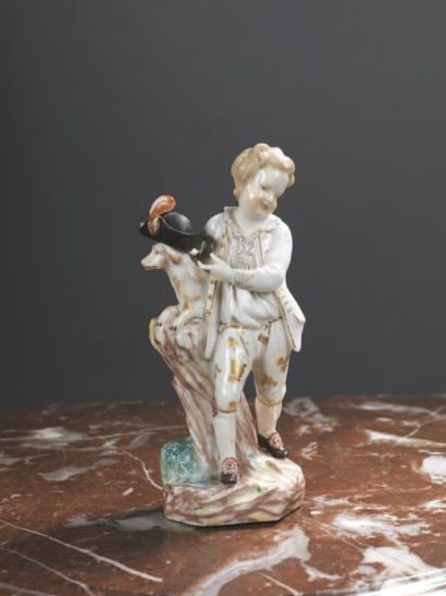 ANGLETERRE Statuette en porcelaine représentant un jeune homme appuyé contre un tronc...