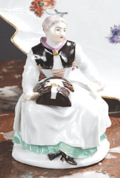 MEISSEN Figure de jeune femme représentant une dentelière assise, probablement un...