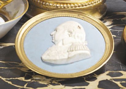 SÈVRES Médaillon en biscuit à fond bleu représentant le roi Louis XVIII de profi...