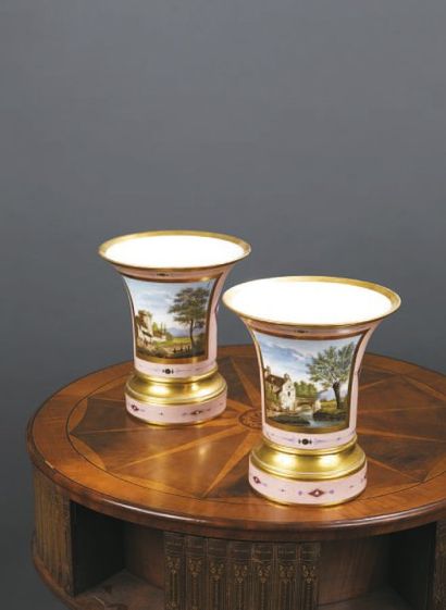 PARIS Paire de vases tronconiques en deux parties à décor polychrome de paysages...