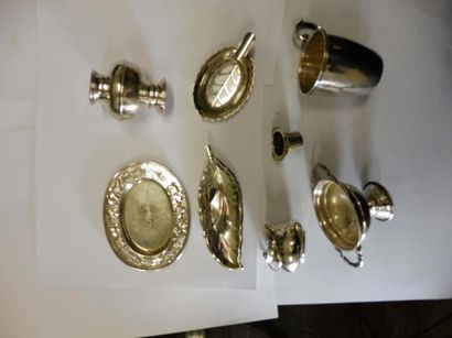 null LOT D’OBJETS en argent : petit plateau ovale, décor de pampres et gerbes, 2...