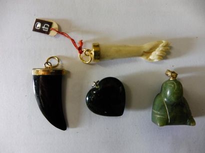 null 4 PENDENTIFS : cœur en jaspe sanguin H : 2,2 cm, Bouddha en serpentine verte...