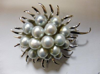 null BROCHE ‘’tournesol’’ au centre 16 perles grises de culture diam 8,3 mm monture...