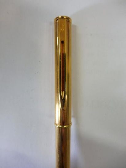 null STYLO PLUME modèle cannelé métal doré de marque WATERMAN (état neuf)