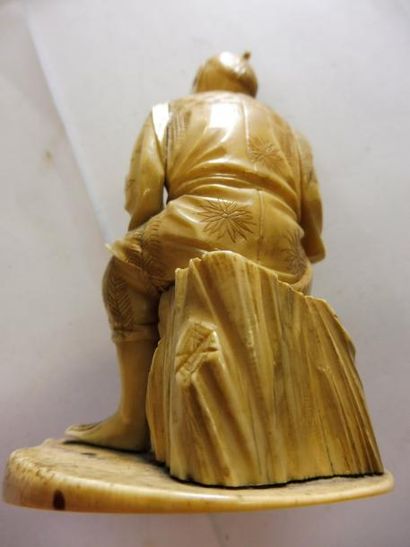 null OKIMONO ‘’mendiant’’ ivoire JAPON XIXème H : 11 cm (manque une main)