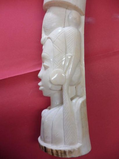 null ‘’Jeune fille en parure traditionnelle’’ ivoire spécimen en ivoire d’éléphantidé...
