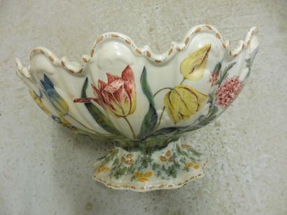 null GRANDE COUPE OVALE sur pied à bord échancré et godronné décor floral polychrome...