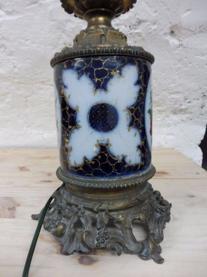 null LAMPE fut cylindrique à décor de double cartouche floral polychrome et de croisillons...