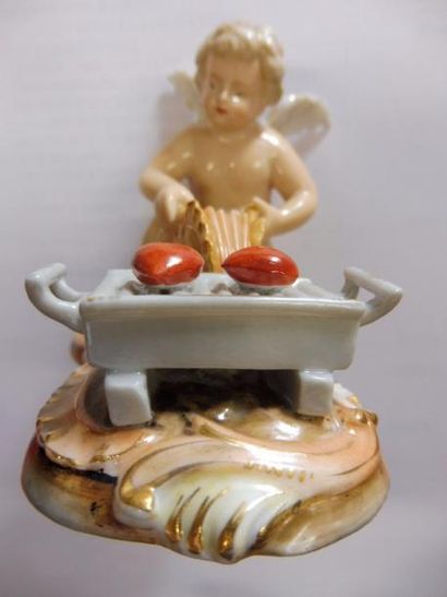 null ‘’Amour réchauffant les cœurs’’ porcelaine polychrome H : 7,2 – 5 x 9,2 cm (bon...