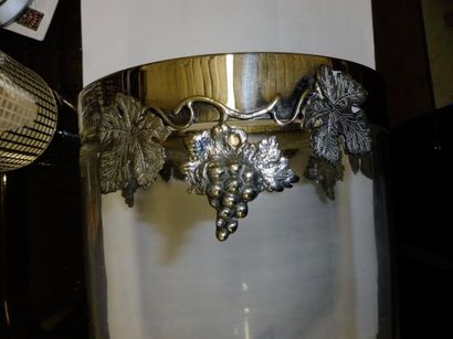 null SEAU A GLACE de forme cylindrique, verre clair monture décor de pampres métal...