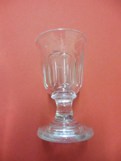 null SUITE DE 4 PETITS VERRES sur pied à alcool décor de cote plates verre XIXème...