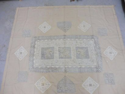 null NAPPE de forme carrée présentant un empiècement central en ajouré – 180 x 180...