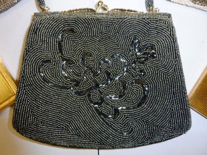 null LOT comprenant : SAC à motif floral constitué de perles d’hématite, DEUX POCHETTES...