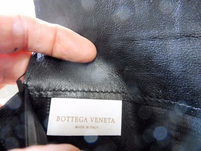 null PORTE MONNAIE rectangulaire modèle tressé cuir noir de marque BOTTEGA VENETA...