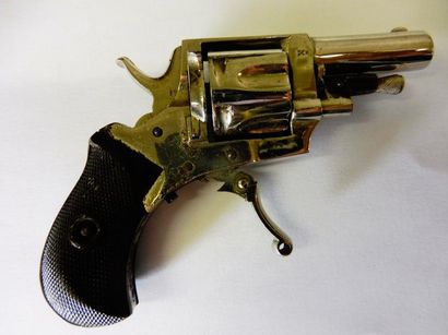 null PETIT REVOLVER en métal chromé long 10 cm (un peu piqué)