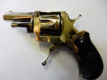 null PETIT REVOLVER en métal chromé long 10 cm (un peu piqué)