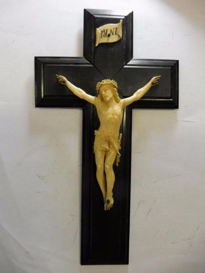 CHRIST EN CROIX en ivoire H : 14 cm sur croix...