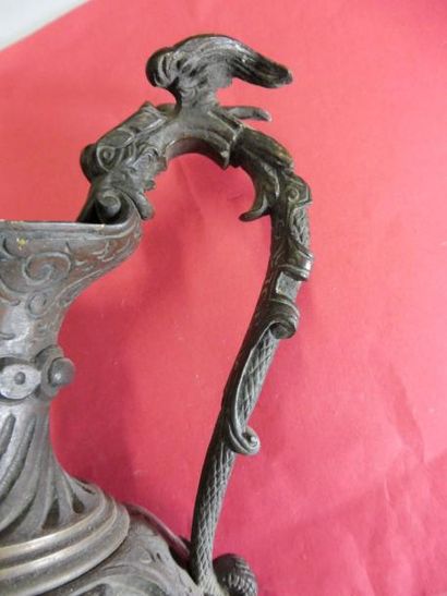 null PAIRE D’AIGUIERES de forme balustre bronze à patine foncée socle marbre rouge...