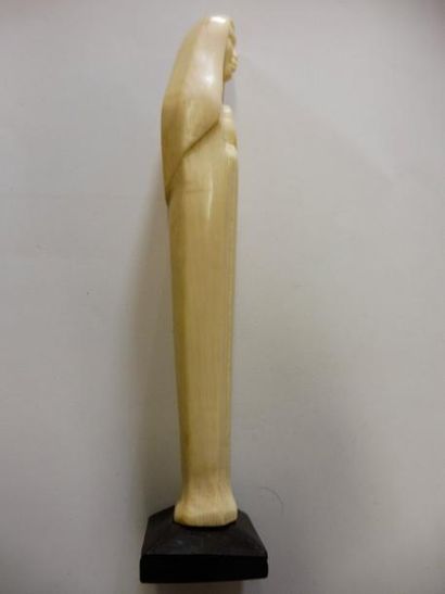 null ‘’VIERGE EN PRIERE’’ ivoire socle bois avant 1975 – H : 18 cm