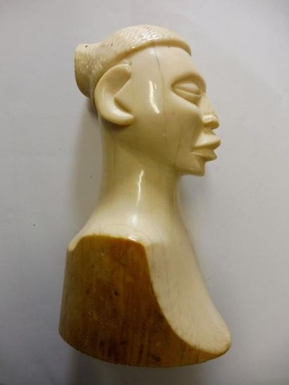 null BUSTE d’homme au bonnet - ivoire africain avant 1975 – H : 15 cm 586g. (fêl...