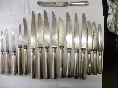 null LOT COMPRENANT : 6 grands couteaux manche corne blonde lame acier, 12 petits...