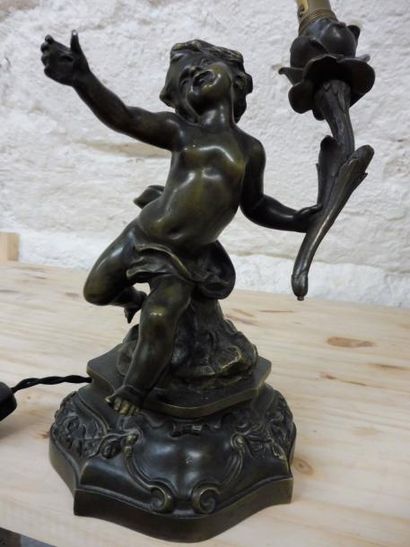 null ‘’L’enfant à la rose’’ tenant un luminaire bronze à patine brune - H : 22,5...