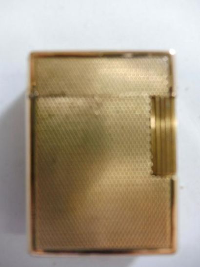null BRIQUET D’HOMME DUPONT à gaz guillochage grain de riz métal doré - H : 4,5 cm...