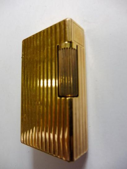 null BRIQUET D’HOMME DUPONT à gaz cannelures linéaires métal doré - H : 5,6 cm (bon...